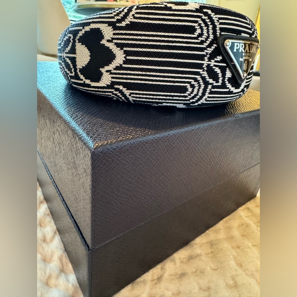 Prada Maglia Jacquard Nero & Blanco padded headband🖤add Italian sophistication 🖤 - Picture 4 of 15
